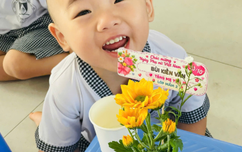 HOẠT ĐỘNG CẮM HOA TẶNG MẸ