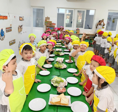 Tiết học bé làm đầu bếp của lớp Lá 1 với món 