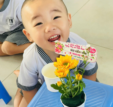 HOẠT ĐỘNG CẮM HOA TẶNG MẸ